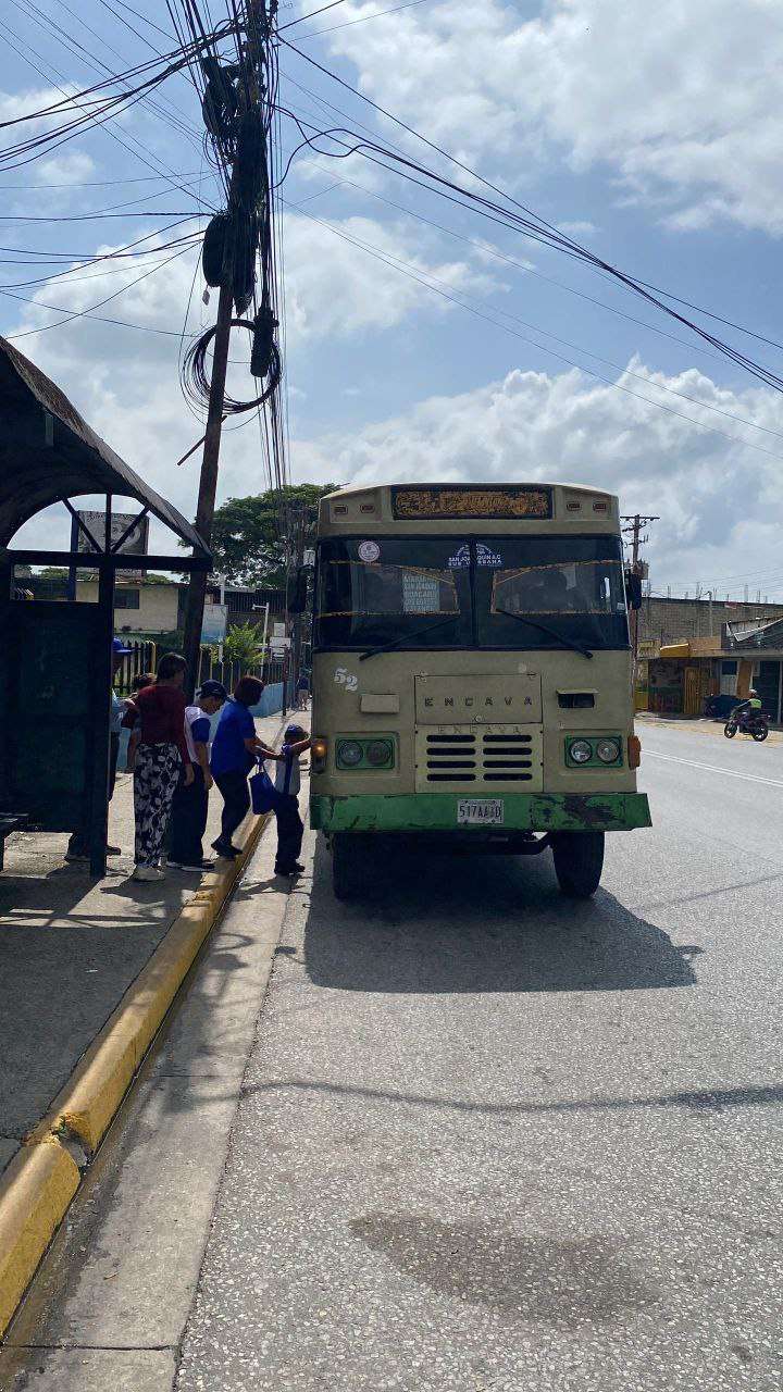 Mariareños pagan hasta 1.5 dólares para viajar a Maracay