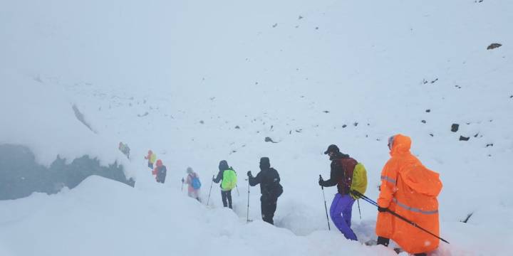 Una tormenta sin precedentes dejó a cientos de excursionistas varados en el Everest: las impactantes imágenes del rescate