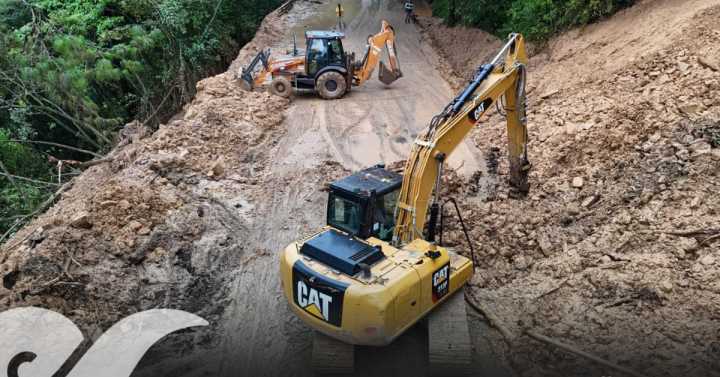 Rehabilitan carreteras y caminos afectados por lluvias en la Sierra Norte