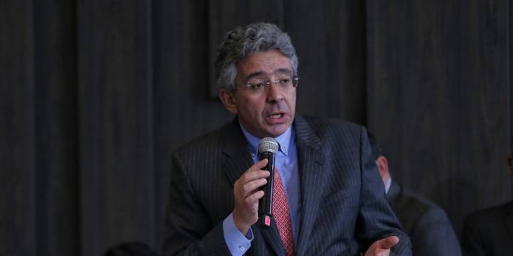 Enrique Gómez se despachó contra Carolina Corcho afirmando que es la culpable del desastre a la salud: “Los prestadores advierten que si no se actúa, se corre serio riesgo”