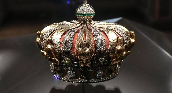 Museo del Louvre de París: encuentran dañada una corona de diamantes y esmeraldas de la Emperatriz Eugeria que fue robada