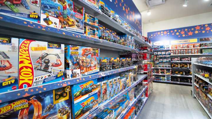 When will Toys 'R' us open its new West Des Moines store?