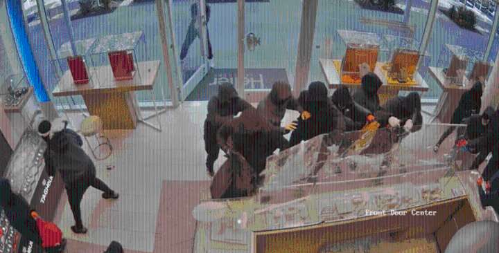 California mob storms jewelry store, $1 million in merchandise stolen