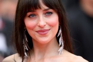 Dakota Johnson renueva sus uñas con un precioso tono ‘milky’ otoñal