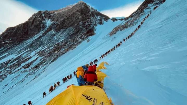 Crisis climática: centenares de montañistas atrapados por nevada en el Everest