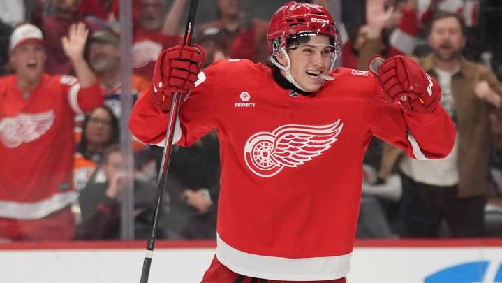 Finnie nets first goals, Larkin also scores twice as Red Wings win fifth straight