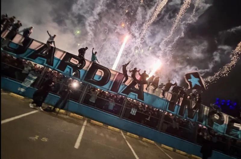 Hinchas de Racing Club hicieron un banderazo para apoyar al plantel