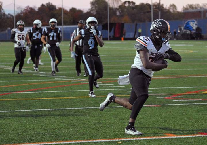 Oakland Mills football secures 21-12 win over Howard