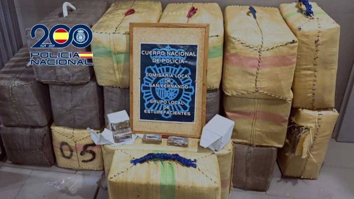 La Policía detiene a cuatro personas e incauta 727 kilos de hachís en el muelle de Gallineras