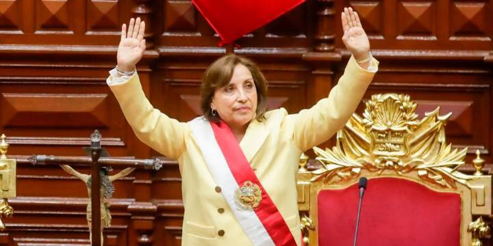 Dina Boluarte, la presidenta que se preocupó más por sus cirugías y por su aumento de sueldo, terminó destituida por el Congreso