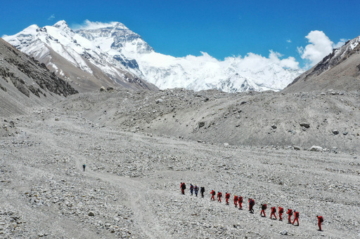 Tormenta de nieve deja a cientos de excursionistas varados en el Monte Everest