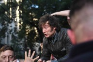 En 15 fotos: así fue el breve paso de Javier Milei por el centro de Mendoza