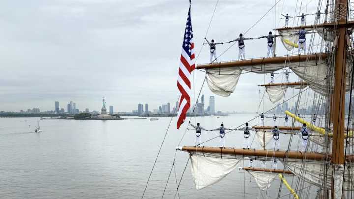 Zarpa de Nueva York el buque escuela “Cuauhtémoc” tras accidente en el puente de Brooklyn