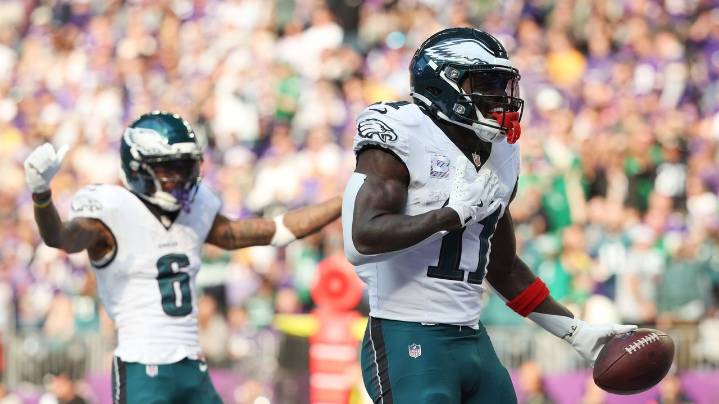 Jalen Hurts jump-starts the Eagles by passing for 326 yards and 3 TDs in a 28
