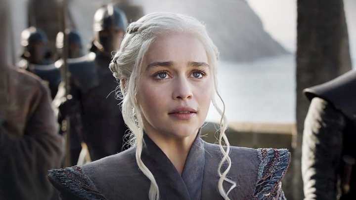 Emilia Clarke de Game of Thrones, grabada en un café de Palermo: el misterio de su visita a Argentina