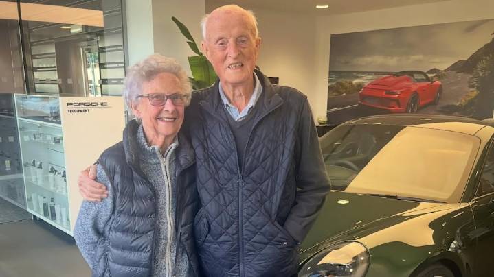 Cumplieron 70 años de casados y se compraron el auto de sus sueños para celebrar