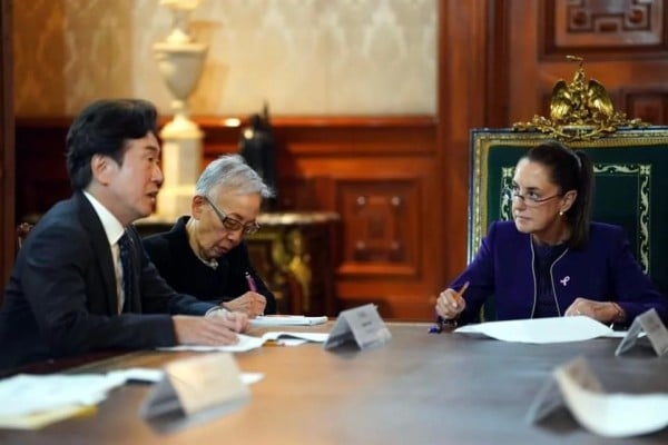 Trata Sheinbaum inversiones con director global de Mazda