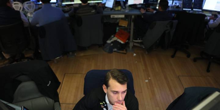 Top analyst still thinks we're on the cusp of a new boom for the economy, but investors aren't with him: 'markets remain choppy'