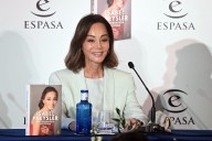 Isabel Preysler, la mamá de Enrique Iglesias, publica sus esperadas memorias, y otras fotos de famosos