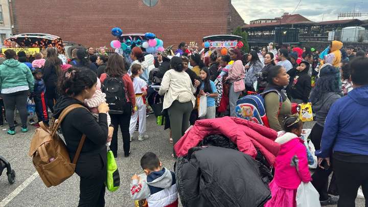 Hundreds trunk or treat and pick up free coats and hats