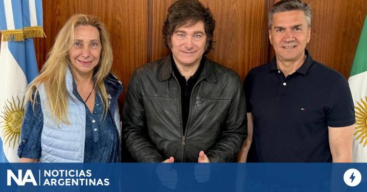 Milei llegó a Chaco para un acto de campaña y fue recibido por el gobernador radical Leandro Zdero