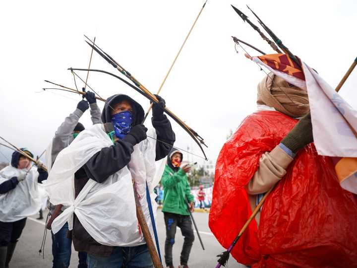 Cuatro policías heridos a flechazos durante protesta ante la embajada de EEUU en Bogotá