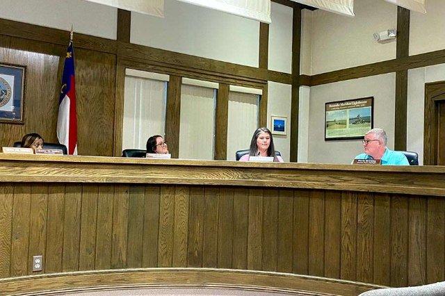 The Outer Banks Voice -   Manteo Commissioners agree on $150K-$195K salary range for new Town Manager