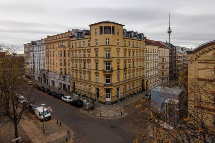 Euro zone households increase savings further, putting brakes on growth