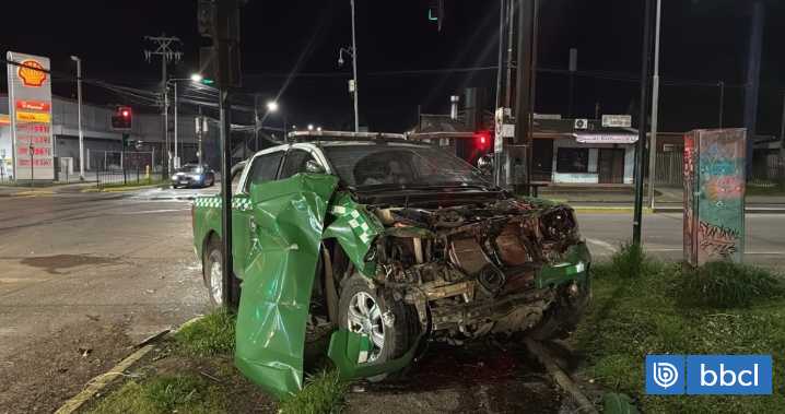 Conductor huye tras chocar vehículo policial en Valdivia: dos carabineros y un peatón heridos