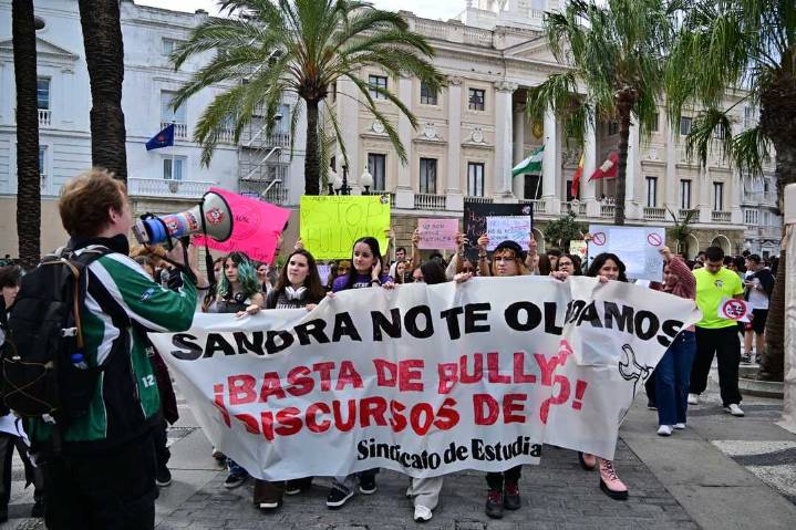 Cádiz se moviliza contra el bullying: “Fuera el acoso escolar de nuestras aulas”
