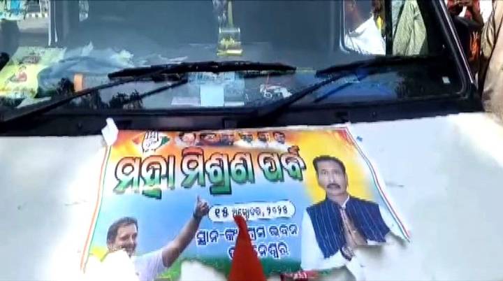 High drama outside Odisha Congress Bhawan as Jatra personality Nandu Babu’s grand ‘political