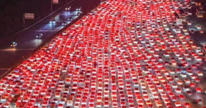 Caos vial histórico en China: millones quedaron atrapados en el tráfico durante sus vacaciones (VIDEO)