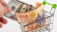 El peso argentino, la moneda que más se depreció ante el dólar
