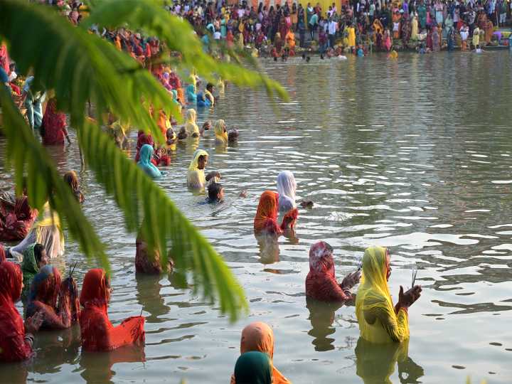 Devotees offer evening Arghya as Chhath celebrations reach third