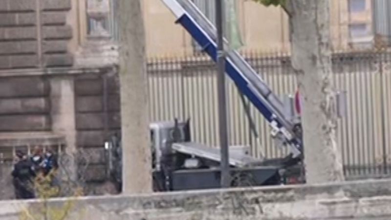 German elevator company pokes fun at Louvre heist