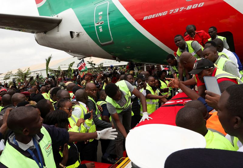 Mourners briefly storm Kenyan airport to receive Odinga's body
