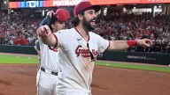 Guardians re-sign catcher Austin Hedges to one