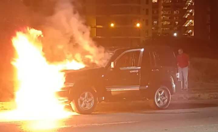 Camioneta se Incendia en la Avenida Bolívar de Porlamar
