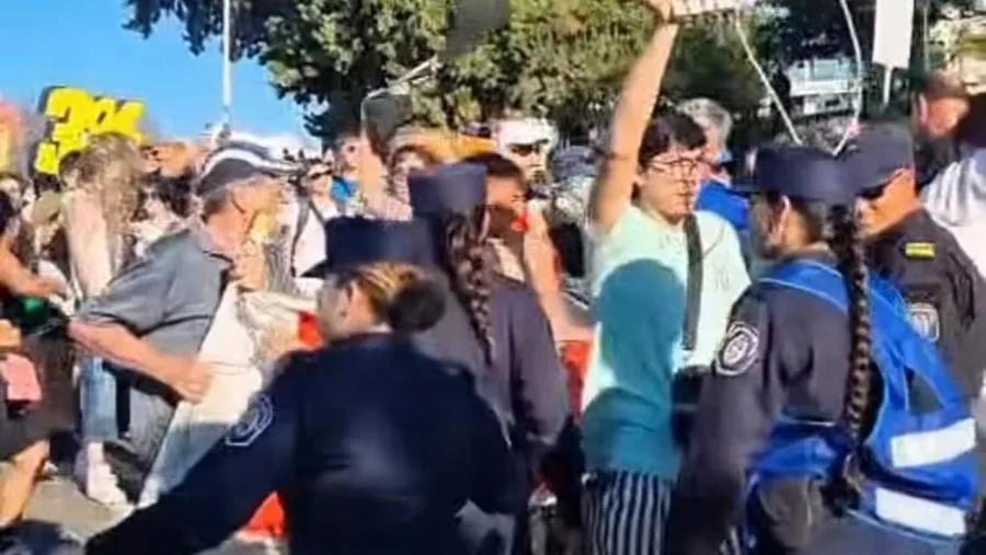 Hubo tensión en la Costanera de Paraná por la visita de Javier Milei