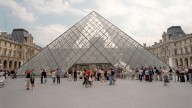 Dos sospechosos detenidos por el robo del Louvre cuando uno de ellos iba a salir del país