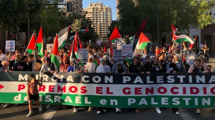Miles de personas apoyan a Palestina en Murcia: "¡No es una guerra, es un genocidio!"