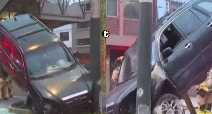 ¡Insólito! Auto terminó colgado sobre estructura metálica frente a estación del tren en Surco Un vehículo quedó suspendido a varios metros del suelo tras chocar en el cruce de las avenidas Tomás Marsa