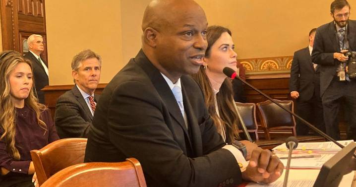 Juez de Chicago prohíbe que el ICE realice arrestos en tribunales
