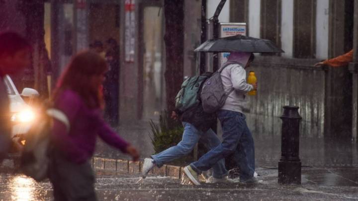 Lluvias provocan actividad eléctrica en cinco alcaldías de la CDMX; hay encharcamientos e inundaciones