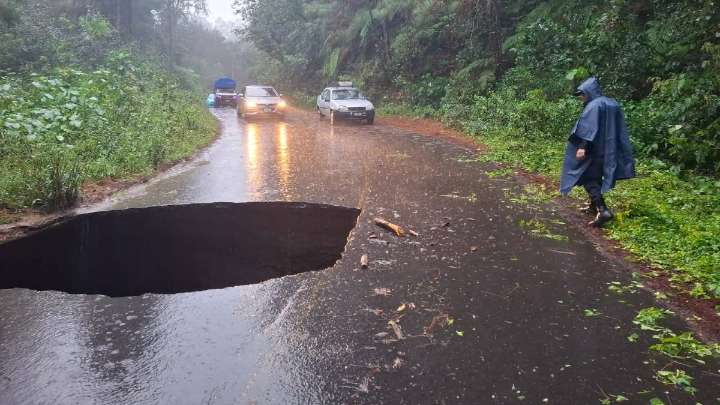 Tormenta Tropical Jerry en Puebla deja un nuevo socavón, derrame de petróleo y una barda caída