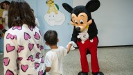 Mickey llena de magia Disney la planta de Pediatría del Hospital de Albacete