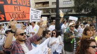 Políticas de "bata blanca" (por un día) en la huelga de sus colegas: dos diputadas asturianas (de signo contrario) que son médicas se suman a las protestas