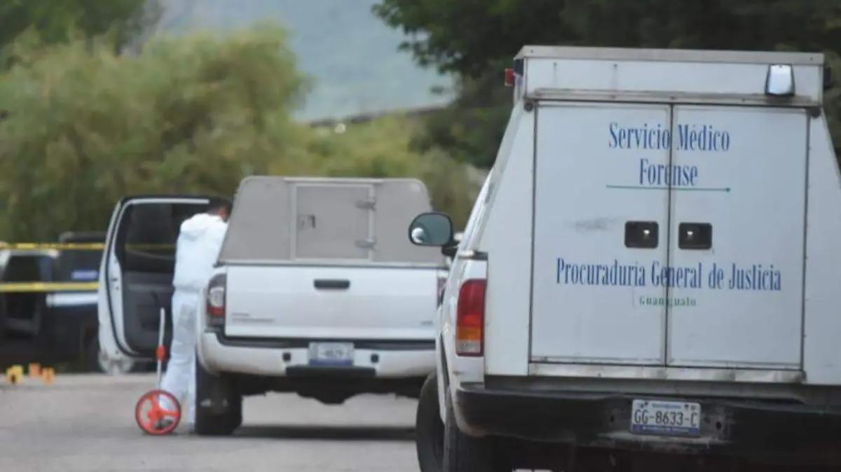 Hallan cadáver embolsado en camino de Apaseo el Alto