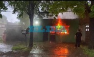 VIDEO. Incendio en San Carlos: un chofer de la Línea Oeste y un periodista ayudaron a rescatar a un hombre de su vivienda en llamas