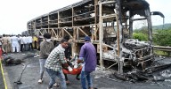 Un bus se incendia tras impacto de motocicleta en el sur de India y causa 25 muertos